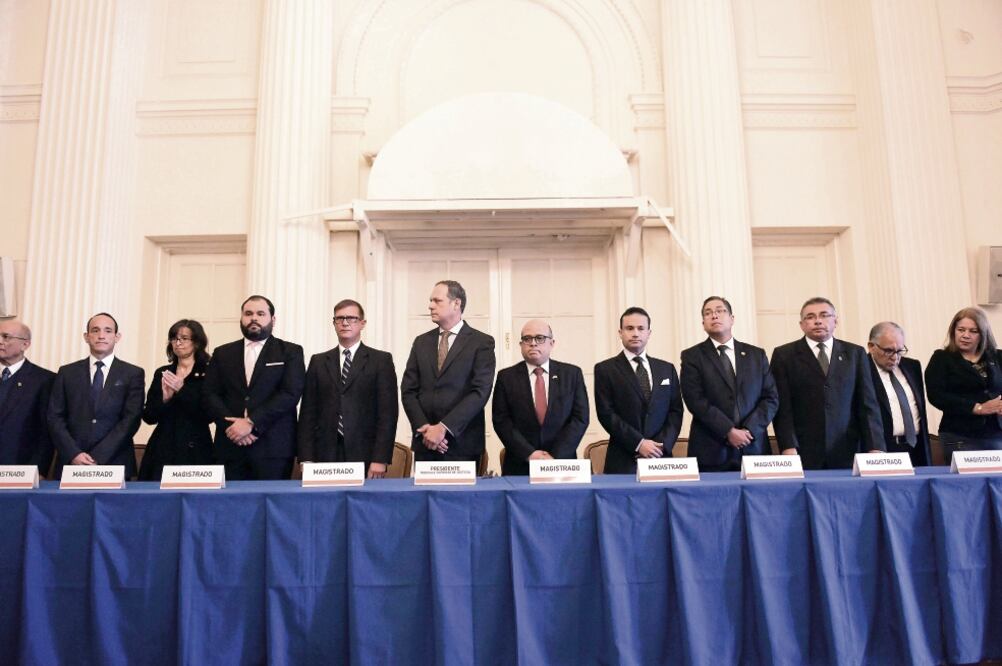 Magistrados venezolanos que se dicen perseguidos por Maduro, ayer, en la instalación del Tribunal Supremo opositor en la sede de la OEA, en Washington (LENIN NOLLY. EFE)