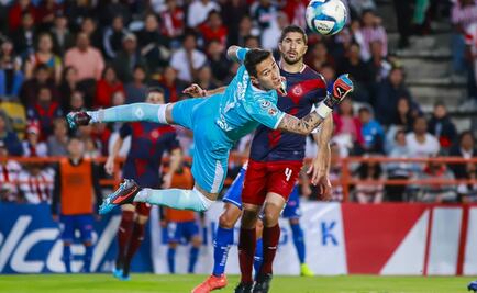 En Chivas respaldan al portero Raúl Gudiño