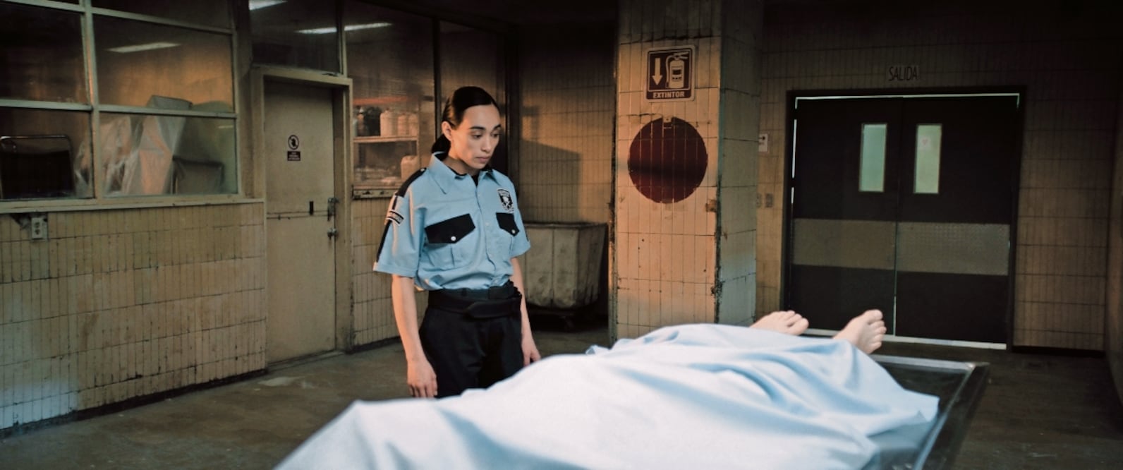 Natalia Solián interpreta a Brenda, una guardia de seguridad que es transferida a una morgue, donde le pasan sucesos inexplicables. Foto: de Videocine