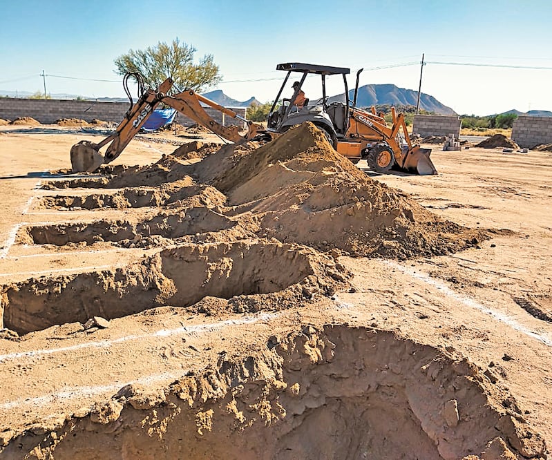 Personal de Desarrollo Urbano y Ecología realiza trabajos de excavación en el nuevo panteón municipal de Hermosillo. Foto: ESPECIAL