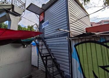 Retiran "oficina y baño callejeros" colocados encima de puesto de ataúdes en Edomex