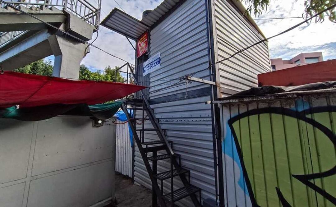 Abajo de la estructura vendían ataúdes en un puesto callejero ubicado a un costado del Hospital General de Zona 194 del IMSS. Foto: Especial