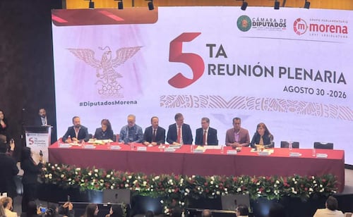 Arranca plenaria de Morena en San Lázaro; Ebrard inaugura el cónclave guinda