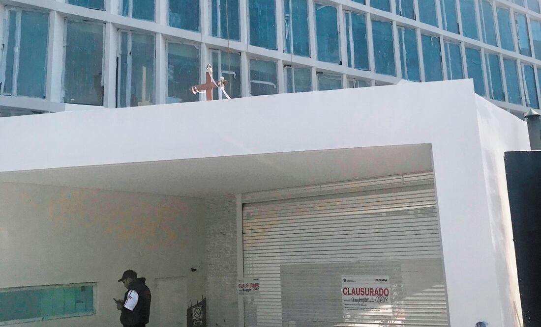 Área protegida. En un recorrido de EL UNIVERSAL, las puertas del desarrollo inmobiliario permanecían con sellos de clausura. REBECA JIMÉNEZ. EL UNIVERSAL