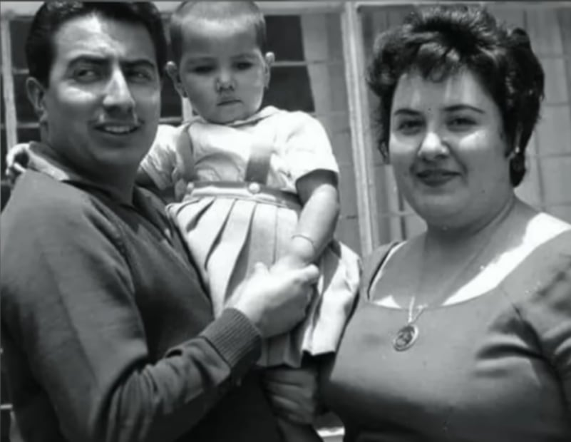 Evita Muñoz "Chachita" y Hugo Macías Macotela con su primogénita, Eva.
Foto: YouTube / Matilde Obregón