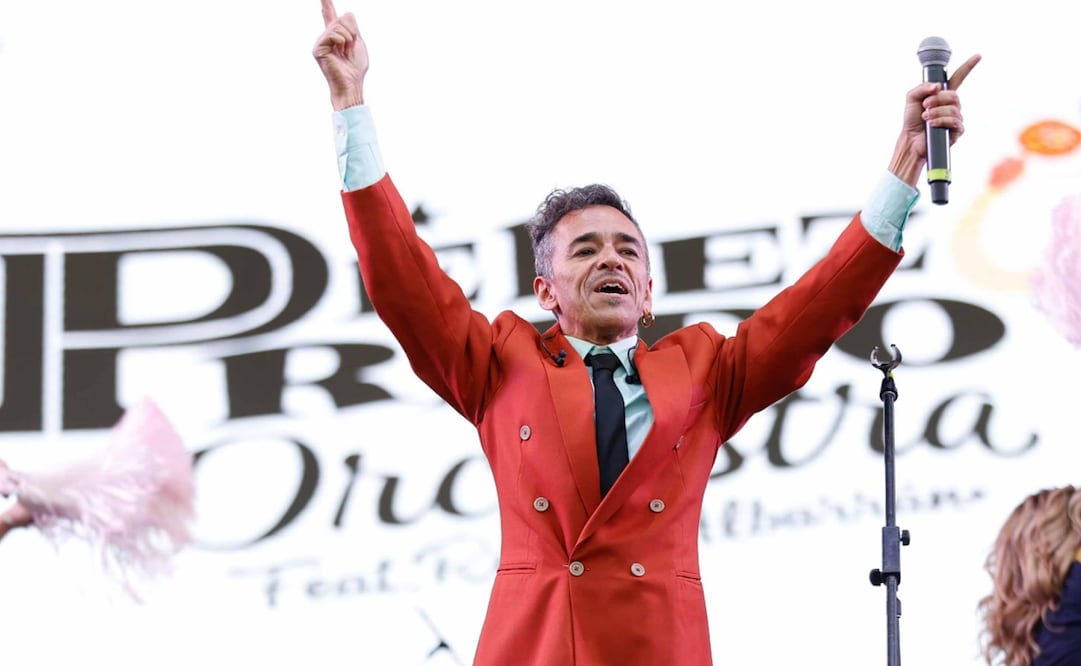 Rubén Albarrán, vocalista de Café Tacvba, durante su presentación junto a la Orquesta Pérez Prado en el Zócalo de la Ciudad de México. Foto: Diego Israel/EL UNIVERSAL.