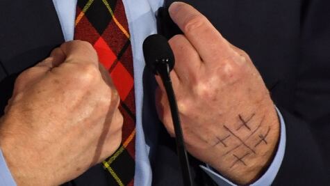 ¿Qué significa el símbolo de las 5 cruces en la mano de un precandidato demócrata?