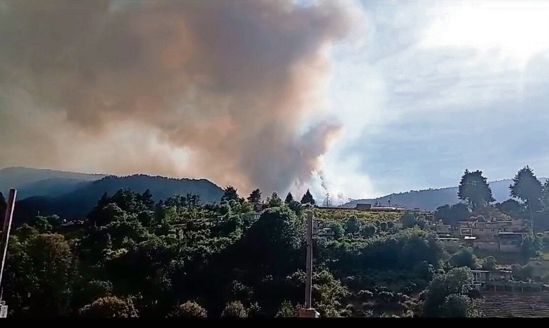Debido al avance del fuego en Jilotzingo, autoridades emitieron una alerta para desalojar a familias de San José y El Cerrito. Foto: Especial