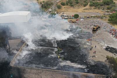 Controlan incendio en recicladora de Valle de Chalco, pero generó una extensa columna de humo