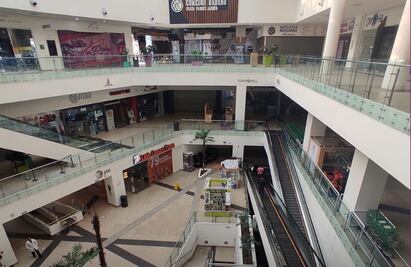 Muere un trabajador y otro queda intoxicado al inhalar gases de fosa en centro comercial de Azcapotzalco