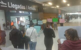Llega Marx Arriaga al Aeropuerto de Ciudad Juárez, Chihuahua; ciudadanos lo reciben con gritos y protestas 