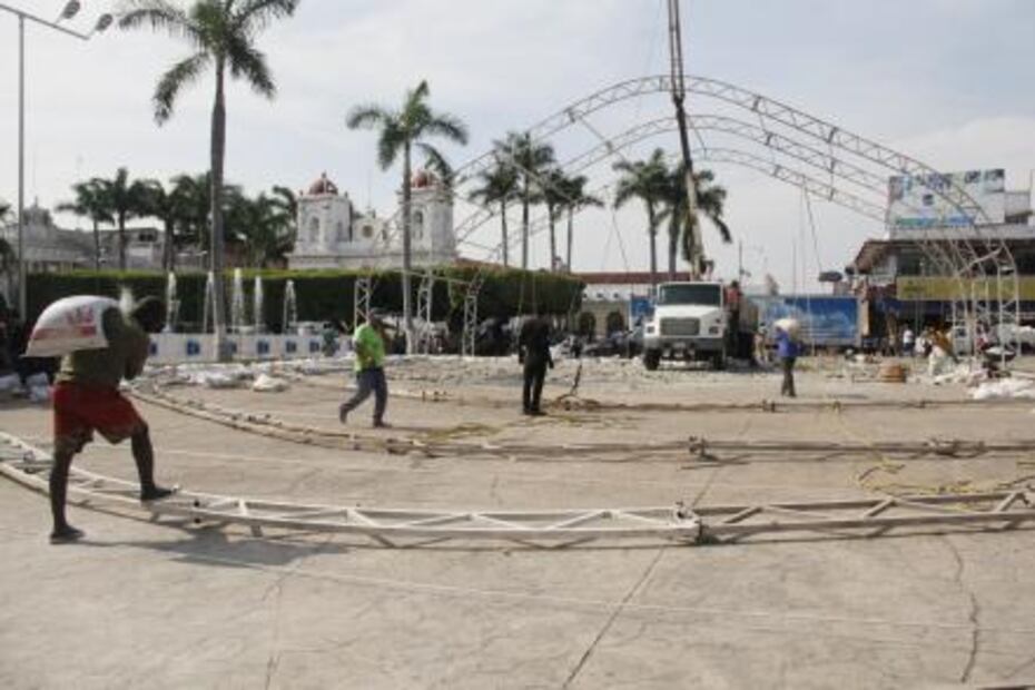 Migrantes se emplean en instalación de pista de hielo en Chiapas