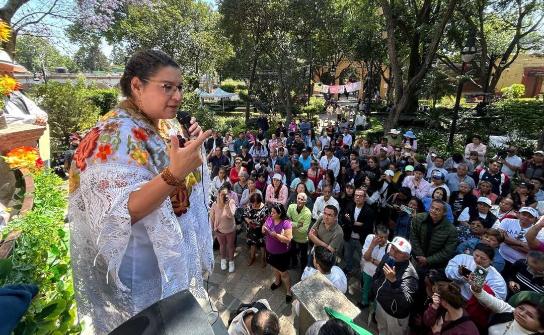 Ministra Lenia Batres Guadarrama en su primer día de campaña para la elección judicial, en el Quiosco del Centro de Tlalpan. Foto: Berenice Fregoso / EL UNIVERSAL.