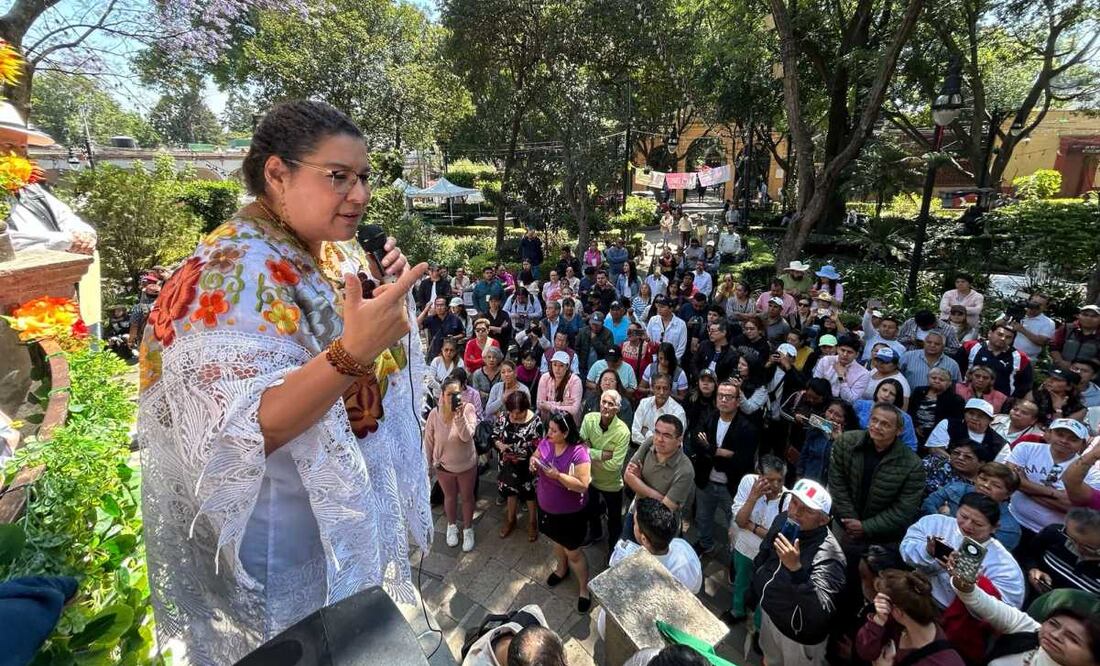 Ministra Lenia Batres Guadarrama en su primer día de campaña para la elección judicial, en el Quiosco del Centro de Tlalpan. Foto: Berenice Fregoso / EL UNIVERSAL.