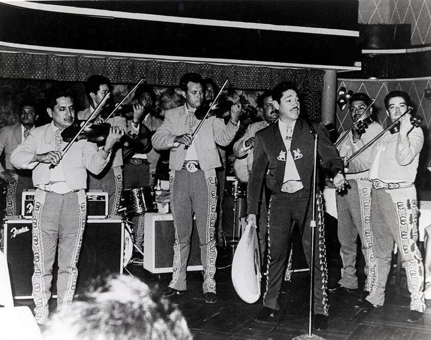Javier Solís interpretó un tipo de música conocida como bolero ranchero. Este estilo musical nació en México, al combinar perfectamente el bolero cubano y la música ranchera mexicana. Su potente voz marcó una huella en la historia y sus presentaciones en vivo eran muy populares donde quiera que se presentara. Sin fecha. Foto: Archivo El Universal.