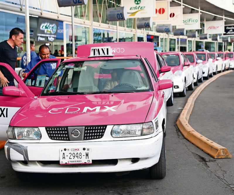 Para las gestiones de los taxis, los choferes ya no tienen que acudir al módulo de la Semovi de La Virgen, que cerró debido a la corrupción, ahora se hace mediante la página web de la dependencia. Foto/ARCHIVO EL UNIVERSAL