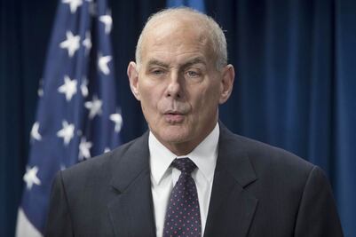 EU considera separar a mujeres y niños que crucen frontera desde México: Kelly