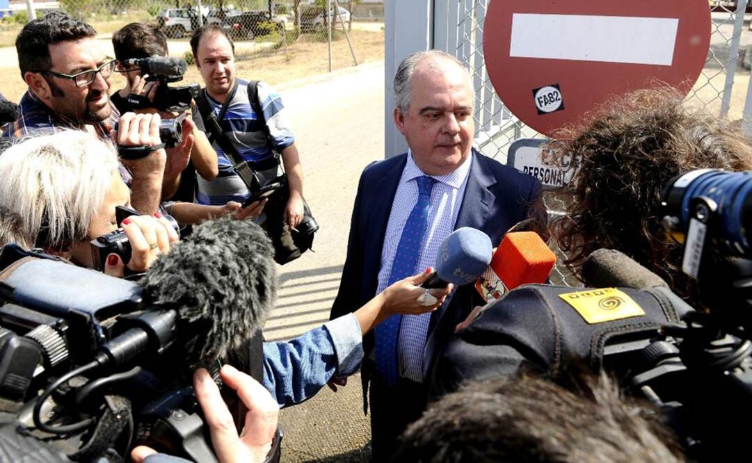 El abogado de Isabel Pantoja, Carlos Esteban Romero, en declaraciones a los periodistas tras visitar a su cliente en el Centro Penitenciario de Alcalá de Guadaira (Sevilla): EFE