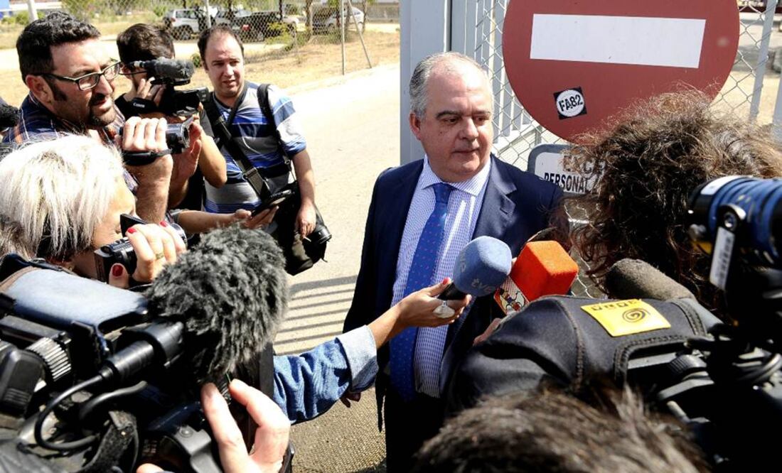 El abogado de Isabel Pantoja, Carlos Esteban Romero, en declaraciones a los periodistas tras visitar a su cliente en el Centro Penitenciario de Alcalá de Guadaira (Sevilla): EFE