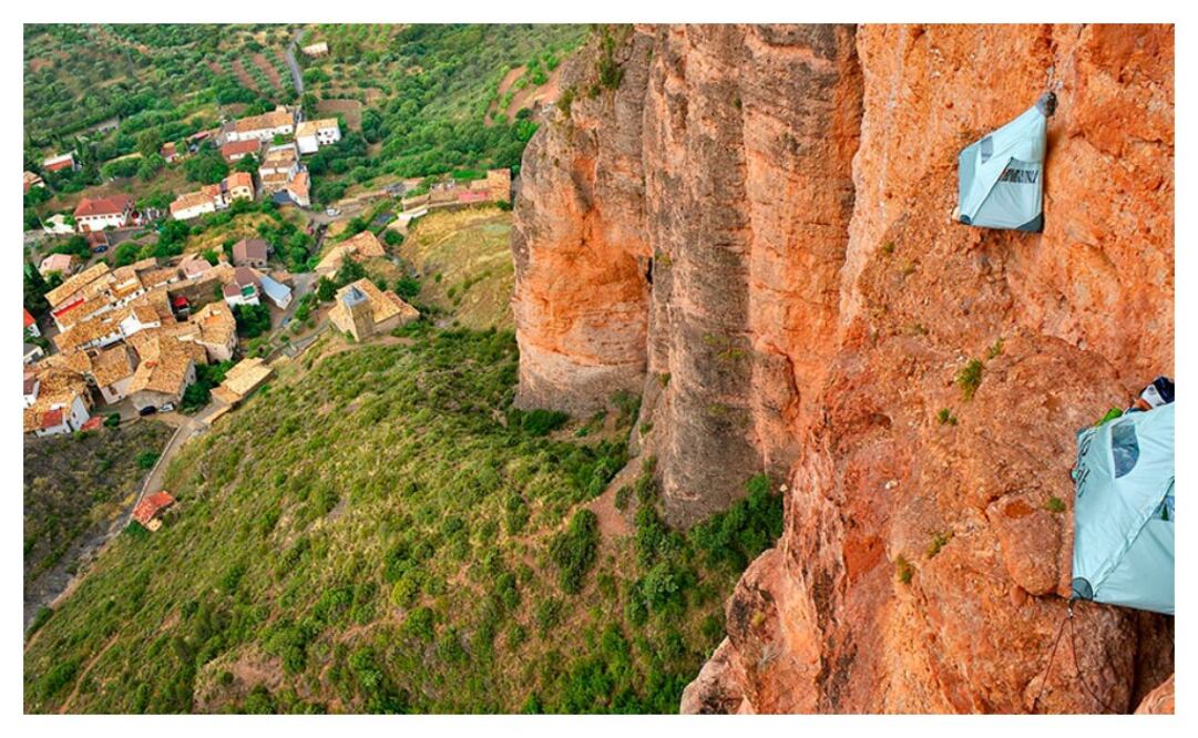Para llegar a tu habitación, debes escalar hasta ella acompañado de un guía. (Foto: Rab Riglos)