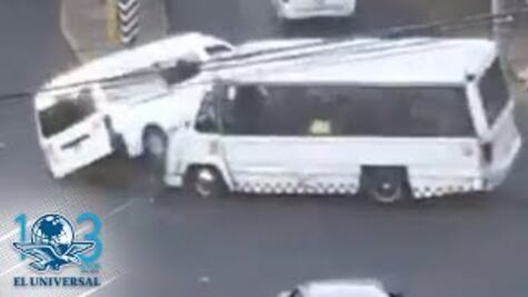 Captan en video volcadura tras choque entre microbús y combi en Naucalpan