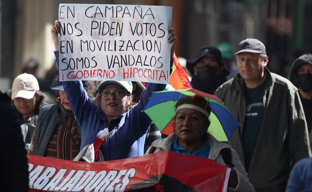 Una persona sostiene un cartel durante una manifestación que exige la renuncia del presidente de Bolivia, Rodrigo Paz (21/05/2026). Foto: EFE.