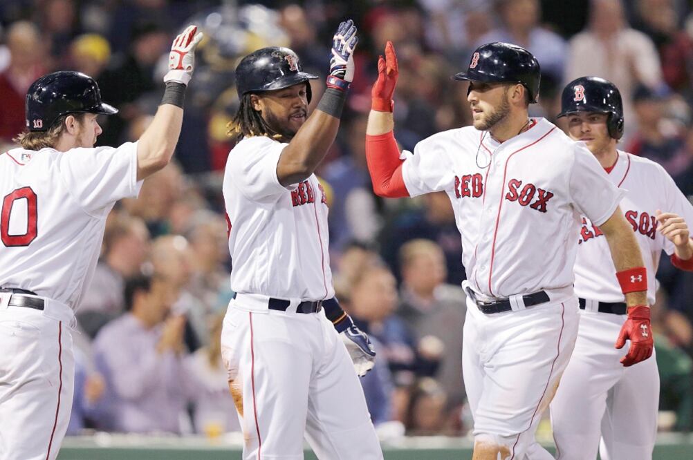 Travis Shaw, segundo a la derecha, fue el protagonista al impulsar más carreras en su historial, con cinco (CHARLES KRUPA. AP)