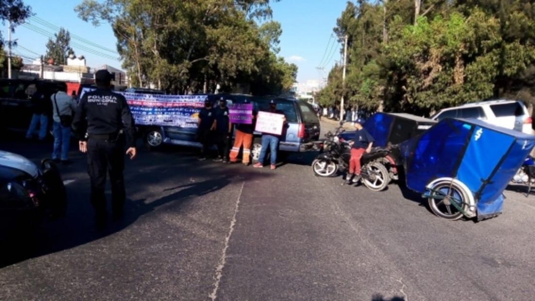 Supuestos policías bloquean la México-Texcoco; demandan prestaciones laborales