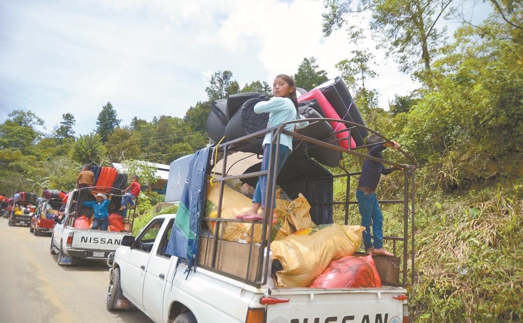 Los pobladores desplazados retornaron ayer a su comunidad en Pantelhó; algunos permanecieron en Yabteclum y otros, en Chenalhó. Foto: JACOB GARCÍA. EL UNIVERSAL