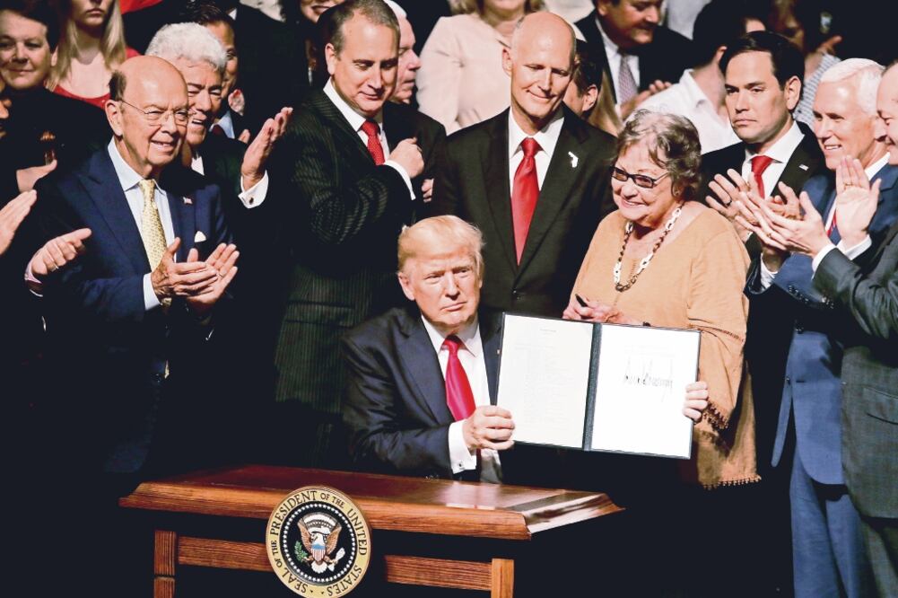 El presidente de Estados Unidos, Donald Trump, firmó ayer un documento sobre su nueva política hacia Cuba (JOE SKIPPER. REUTERS)