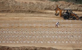 Sin nombre, en fosas comunes, así despiden a decenas de víctimas de los terremotos en Venezuela; improvisan cementerio en La Guaira
