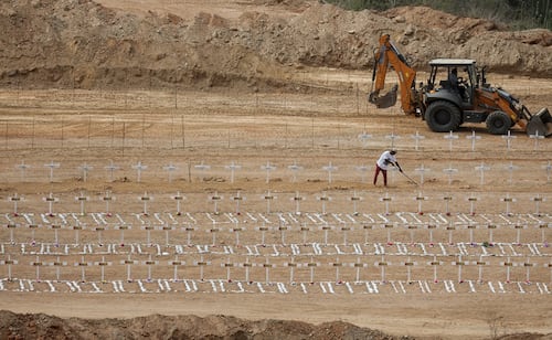 Sin nombre, en fosas comunes, así despiden a decenas de víctimas de los terremotos en Venezuela; improvisan cementerio en La Guaira