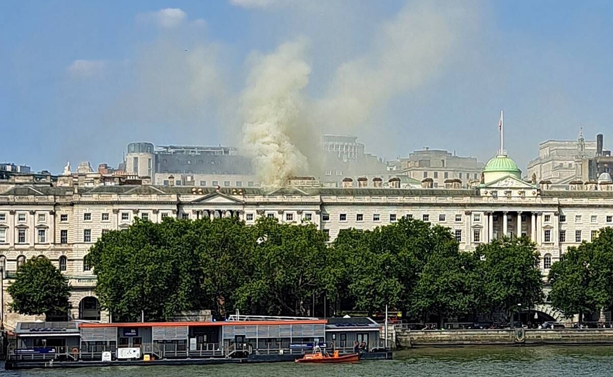 Visto desde el puente de Waterloo, se ve humo elevándose hacia el cielo desde un incendio ubicado en el techo de Somerset House. Foto: AFP