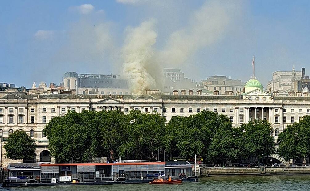 Visto desde el puente de Waterloo, se ve humo elevándose hacia el cielo desde un incendio ubicado en el techo de Somerset House. Foto: AFP