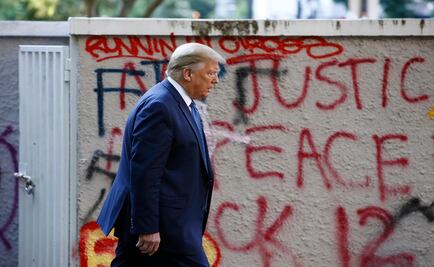 Trump sale de la Casa Blanca y cruza la plaza donde estaban las protestas