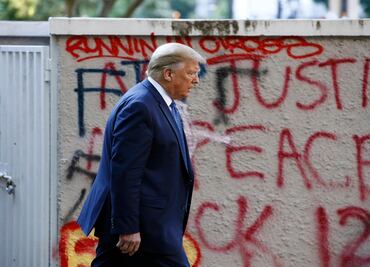 Trump sale de la Casa Blanca y cruza la plaza donde estaban las protestas