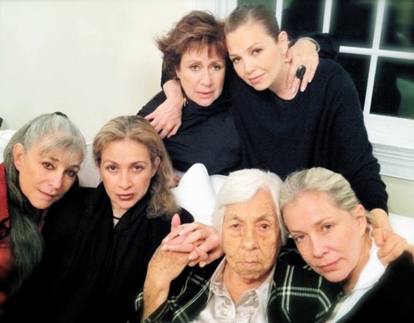 En la parte de arriba Laura y Thalía, debajo; Federica, Gabriela, la abuela Eva y Ernestina.
Foto: Especial