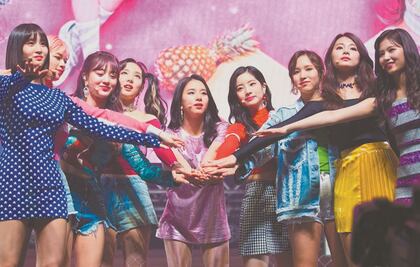 Los IDOL venden su alma al mánager y a sus fans