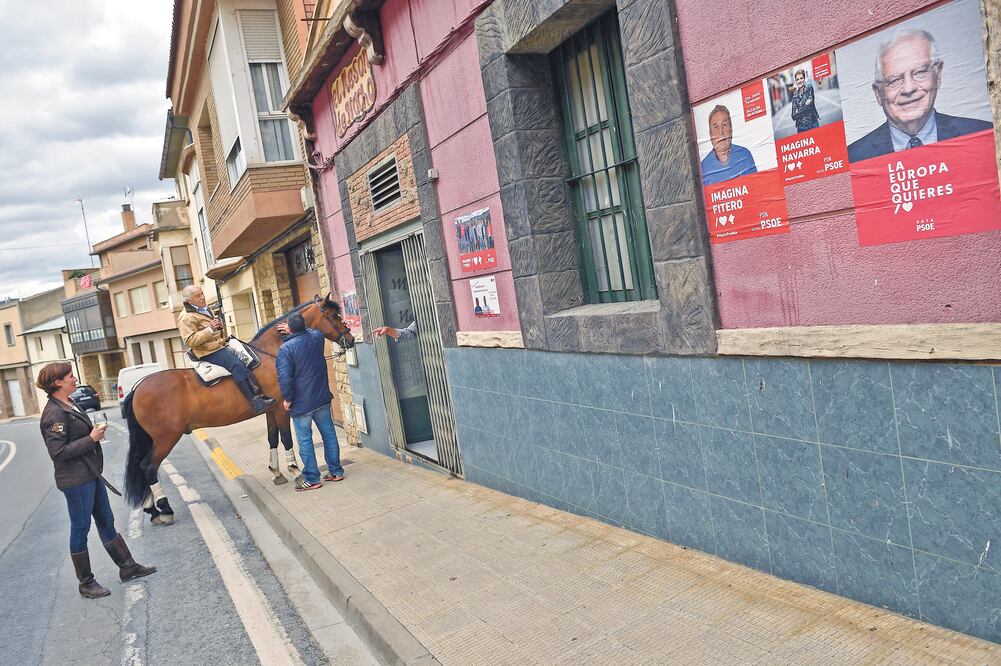 En Fitero, españoles cerca de propaganda de Josep Borrell, candidato socialista al Parlamento Europeo. ALVARO BARRIENTOS. AP