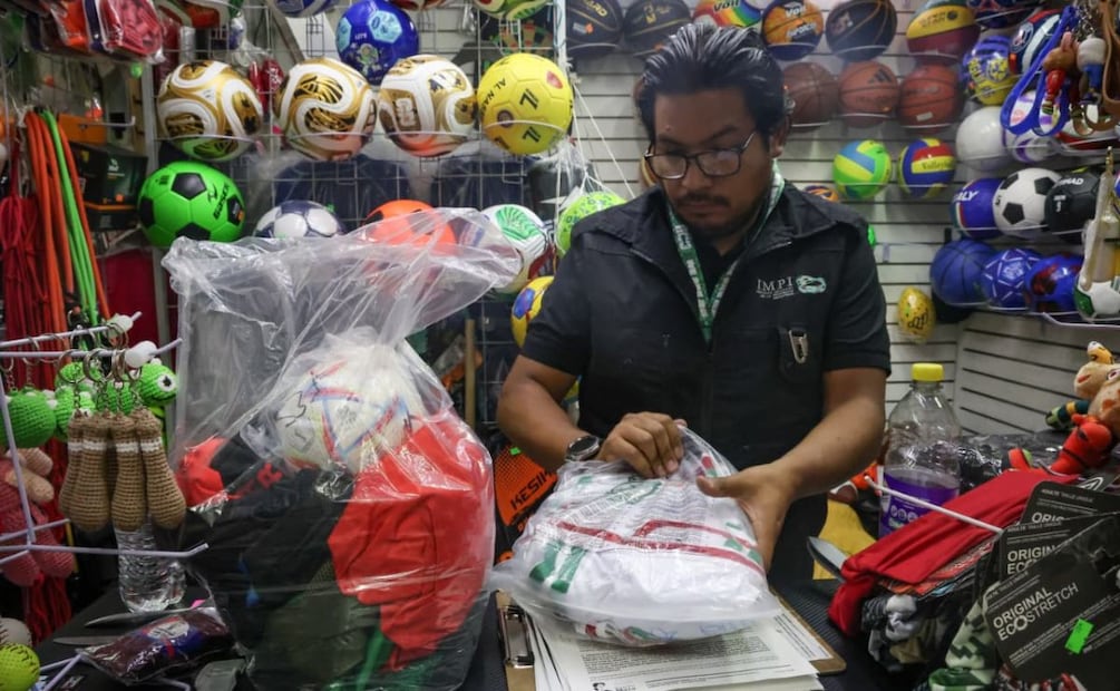 La acción fue encabezada por personal del Instituto Mexicano de la Propiedad Industrial (IMPI) en coordinación con elementos de la Secretaría de Seguridad Ciudadana de la Ciudad de México. | Foto: Luis Camacho | El Universal.