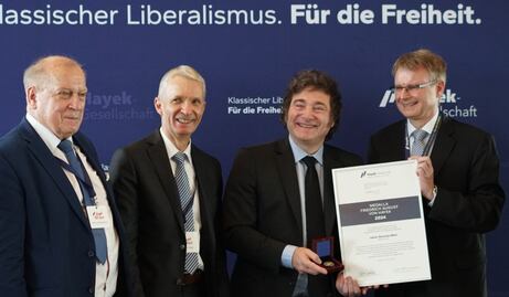 Milei recibe la medalla Hayek en Hamburgo por quitar "los grilletes" a la población