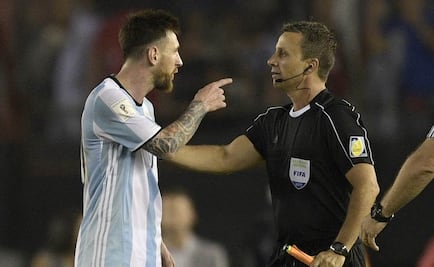 FIFA suspende cuatro partidos a Lionel Messi por insultos a árbitros 