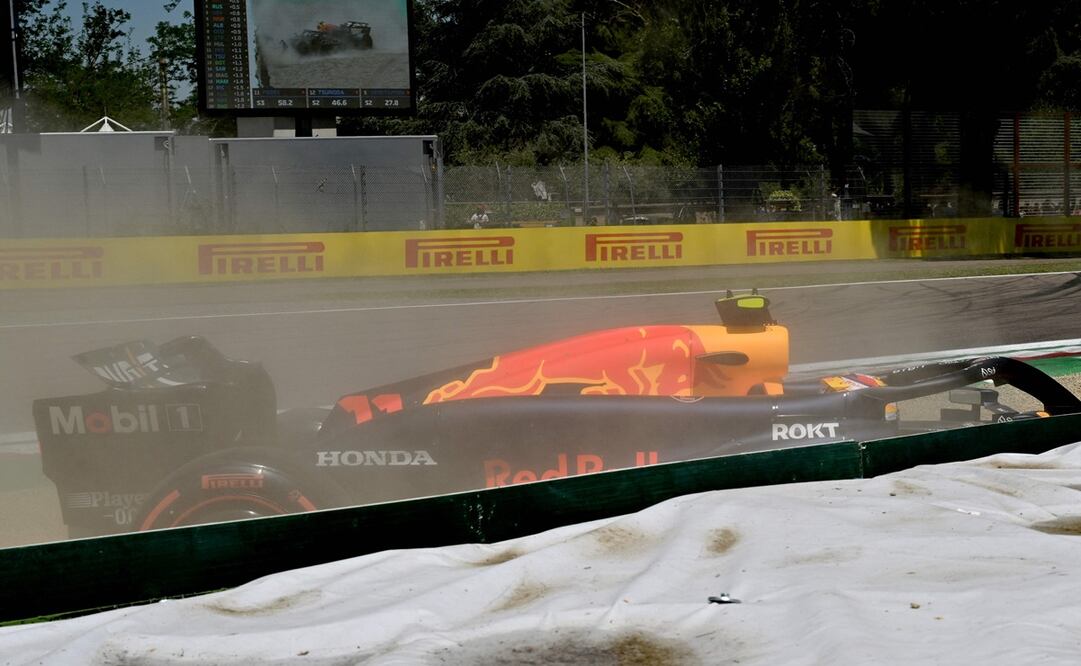 VIDEO: Checo Pérez sufre accidente en el GP de Emilia-Romaña FOTO: AFP