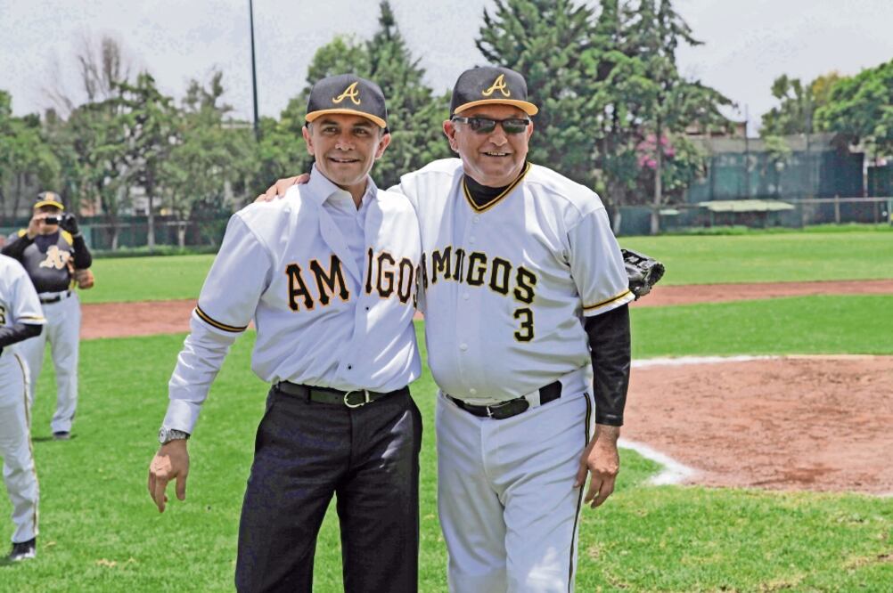 El 10 de julio de 2013 AMLO invitó a Mancera a lanzar la primer bola y jugar en el equipo del líder de Morena un partido de beisbol de una liga de veteranos (ARCHIVO EL UNIVERSAL)
