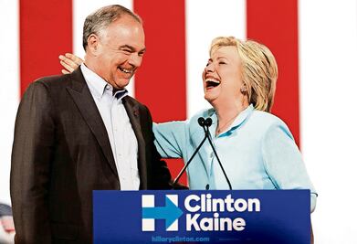 Kaine reclama, en español, reforma migratoria