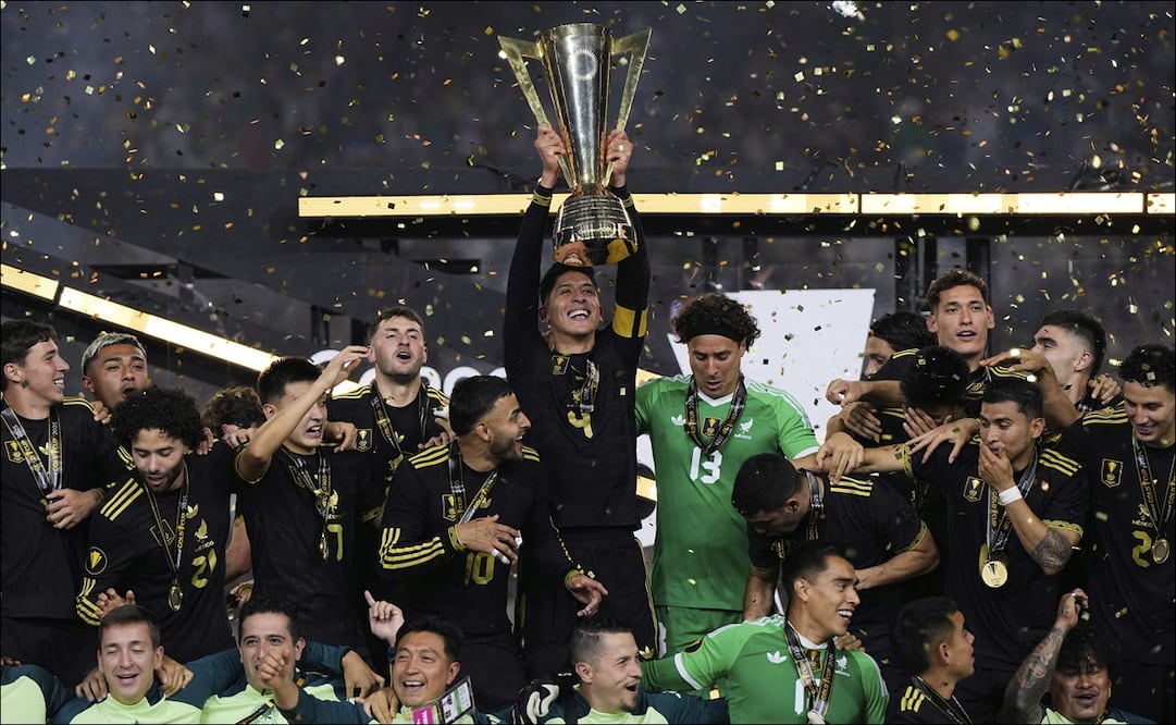 Edson Álvarez levanta la Copa Oro / Foto: AP