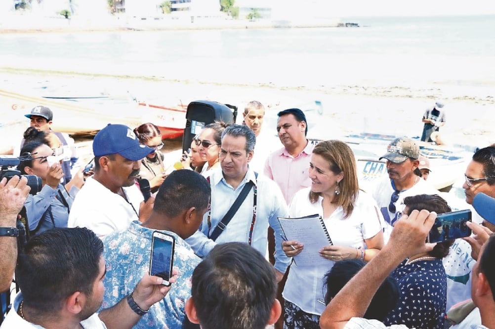 Margarita Zavala Gómez del Campo recorrió descalza la playa norte de Mazatlán, donde dialogó con pescadores (JAVIER CABRERA. EL UNIVERSAL)