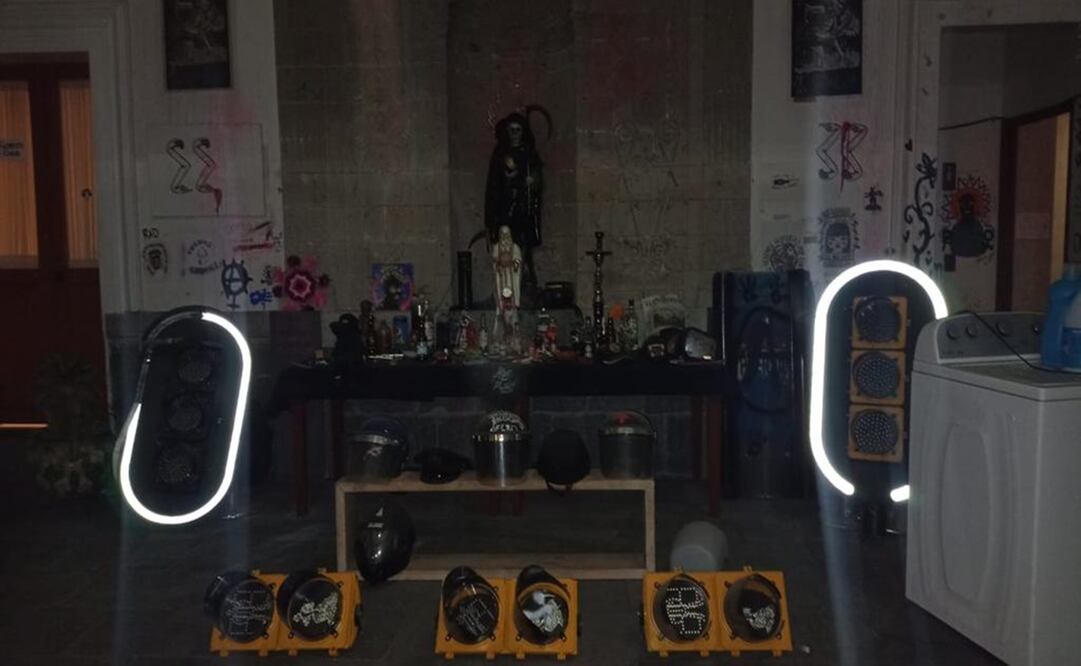 Entre el altar había periódicos, un espejo de un automóvil, veladoras y diferentes efigies. Foto: Especial 