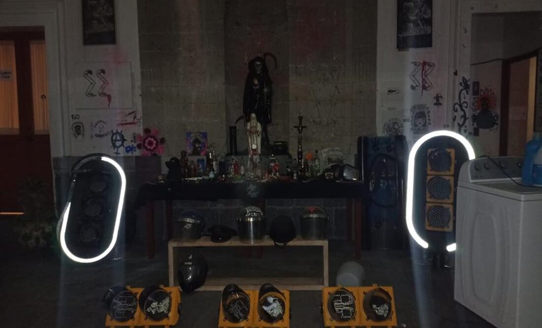 Entre el altar había periódicos, un espejo de un automóvil, veladoras y diferentes efigies. Foto: Especial