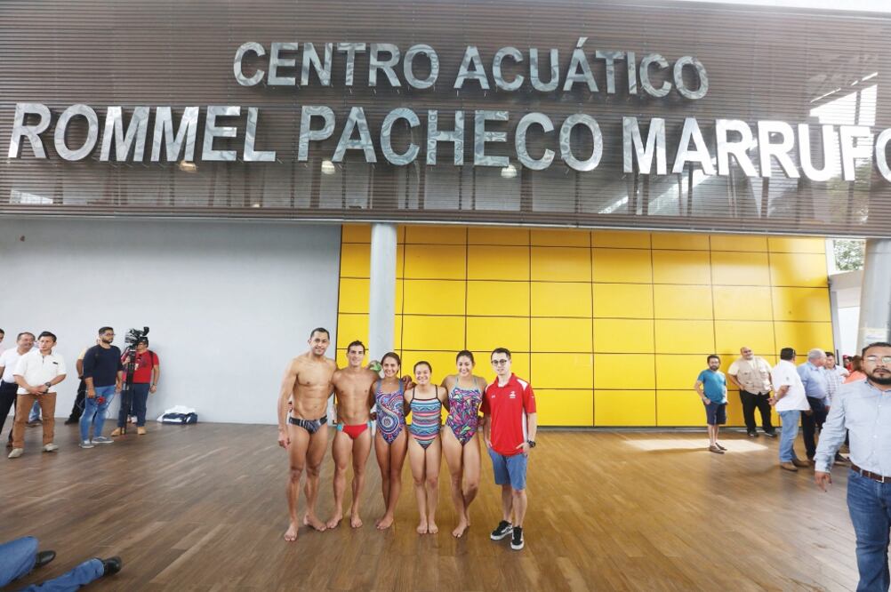 Homenaje para el clavadista yucateco (2do. izq. a der.), ejemplo para la juventud (ESPECIAL)